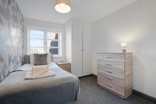 Stylish Comfort 4-Bed on Church Road, Sleeps 4 - 5