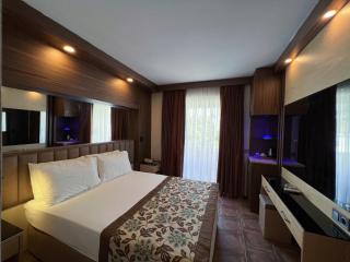 FAME HOTEL - 1