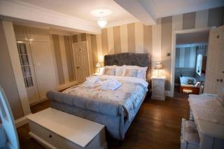 Burtree Country House, Tipi's, Treehouse & Lodge & house rooms with hot tubs in a private garden - 1