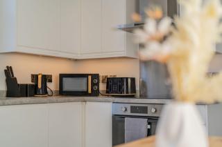 2 Bedroom, 2 Bathroom Garden Flat, By Primal Estates Short Lets in Brighton - Brighton & Hove - 2