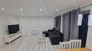 Cozy Modern 2 Bed Flat, With Parking, Close to Town - Manchester - 3