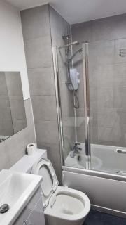Cozy Modern 2 Bed Flat, With Parking, Close to Town - Manchester - 2