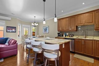 Freshwater Joys 4BR Jellybean Home Near Downtown - 3