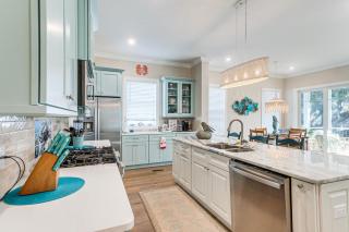 Walk to Public Beach Hideaway in St Simons Island - King City - 1