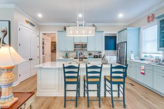Walk to Public Beach Hideaway in St Simons Island - King City - 2
