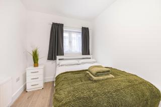 Cosy Home In London - 4 Sleeper - 9