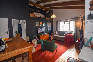 Poseidon's Pad - Eclectic 2-bedroom apartment in trendy Muizenberg - 0