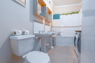 Victorian apartment w/ courtyard views - 5