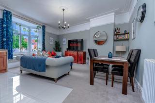 Victorian apartment w/ courtyard views - 7