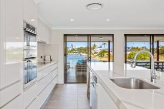 Water View Family Getaway - WiFi, Pool, BBQ - Gold Coast - 6