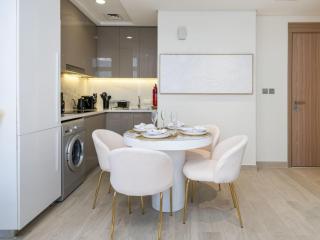 Serene 1-Bedroom Retreat in Azizi Riviera with Calming Tones - 5