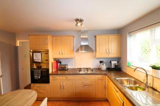 Binfield - Spacious Luxurious Four Bedroom House - 6