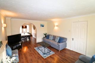 Binfield - Spacious Luxurious Four Bedroom House - 9