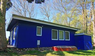 Blauer Bungalow am See mit Boot - Klein Labenz - 9