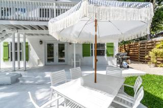 Luxury getaway steps from beach sleeps 10 - 2