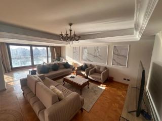 شقة فاخرة علي النيل في المنيل - Cairo - 0