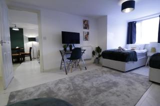 Comfy Town Centre Apartment Free Parking WiFi - 9