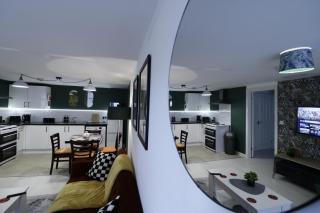 Comfy Town Centre Apartment Free Parking WiFi - 8