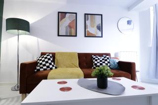 Comfy Town Centre Apartment Free Parking WiFi - 6