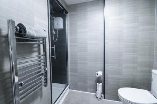 Comfy Town Centre Apartment Free Parking WiFi - 4