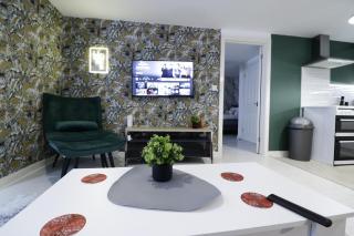 listing SALE - Entire Town Centre Apartment Free Parking WiFi - 2