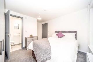 Modern 5 Bed House in Bedford Perfect For Contractors - 9