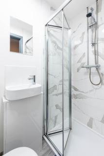 Modern 5 Bed House in Bedford Perfect For Contractors - Bedford - 2
