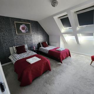 Spacious 3-Bedroom Home with Backyard - Stanford-le-Hope - 6