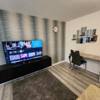 Spacious 3-Bedroom Home with Backyard - Stanford-le-Hope - 0
