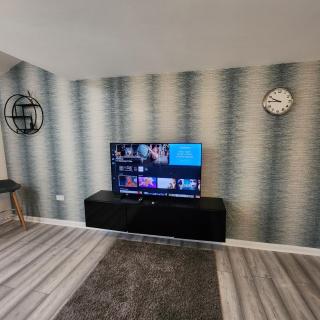 Spacious 3-Bedroom Home with Backyard - Stanford-le-Hope - 9