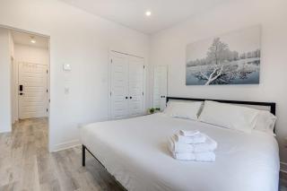 M11 Upscale Spacious 1BR wKingBed AC in Heart of PlateauMile-End - Montreal - 7