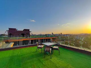 The modern executive serene suites with amazing breathtaking city views ,fully equipped gym and heated swimming pool and private ample parking space - 0