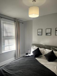 Cosy 2-Bed Home - Central Location Near Town & Train Station - 9