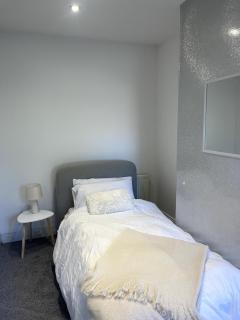 Cosy 2-Bed Home - Central Location Near Town & Train Station - 4