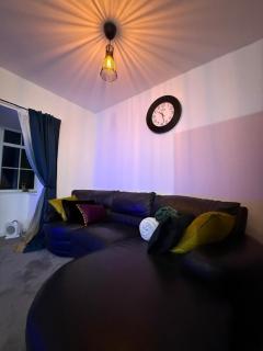 Home away Tamworth Staffordshire 4 Bedroom 3 Bathroom - Semi Detached House - Glascote - 0