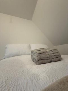 Home away Tamworth Staffordshire 4 Bedroom 3 Bathroom - Semi Detached House - Glascote - 1
