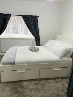 Home away Tamworth Staffordshire 4 Bedroom 3 Bathroom - Semi Detached House - 4
