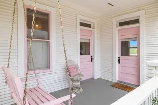 Pink Duchess - Mins to Main Hot Tub & Fire Pit - Fredericksburg - 2