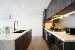 Olympic Park modern apt near train shops with pool - 4