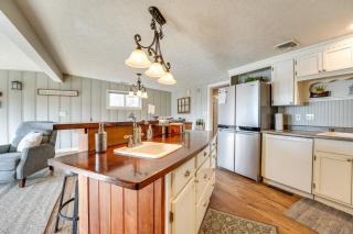 Cozy Table Rock Lake Boathouse with Pool Access - 1