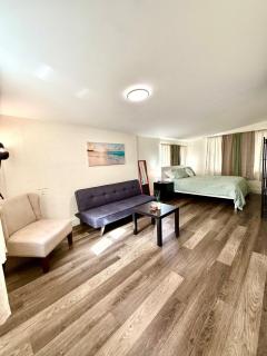 House of Hollywood - entire unit, centrally located, free parking - Lake Forest - 0