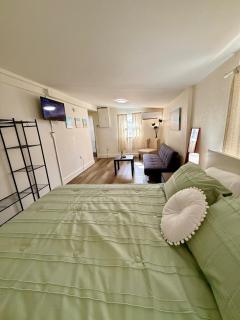 House of Hollywood - entire unit, centrally located, free parking - Lake Forest - 9