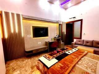 Premium Homestay Near Banke Bihari Ji with Power Backup-Free WiFi-Washing Machine in 1BHK - 2