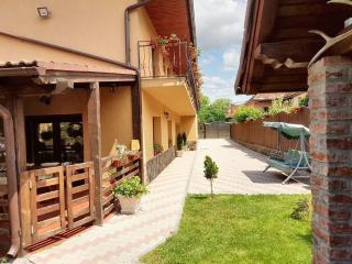 Charming House in Săcele with Garden View + BBQ - Săcele - 0