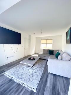 Luxury 3 bedroom home Newbridge - 25 minute Direct train to Dublin City - 9