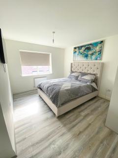 Luxury 3 bedroom home Newbridge - 25 minute Direct train to Dublin City - 3