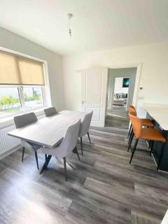 Luxury 3 bedroom home Newbridge - 25 minute Direct train to Dublin City - 0