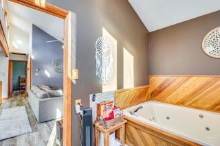 Private Spa, Fire Pit and Deck Poconos Home! - Long Pond - 3