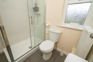 An Elite Executive Stay - 5-Bedroom Business Home & Parking - Swansea - 6