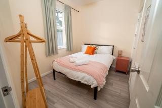 An Elite Executive Stay - 5-Bedroom Business Home & Parking - Swansea - 7